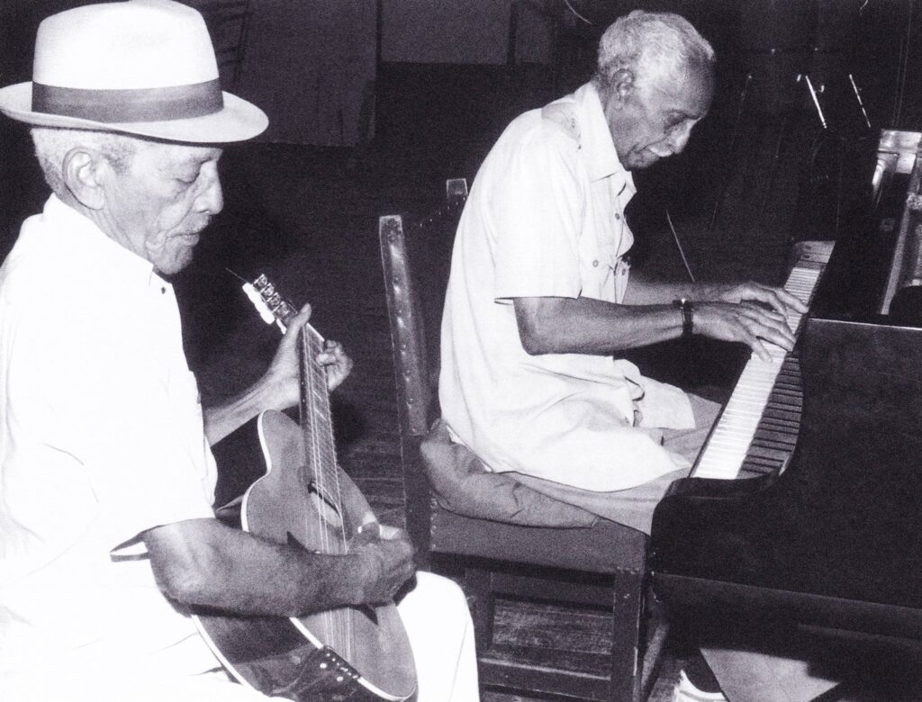 (右)Compay Segundo(1907年-2003年)
(左)Rubén González (1919年-2003年)
